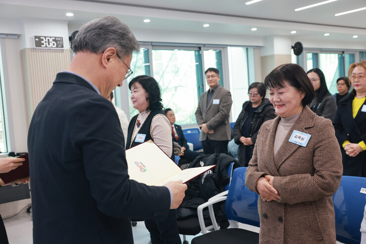 장인홍 구로구청장, 여성친화도시 서포터즈 위촉장 수여