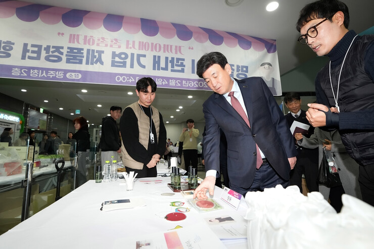 방세환 광주시장, 지역내 기업 제품 판매 장터 참석