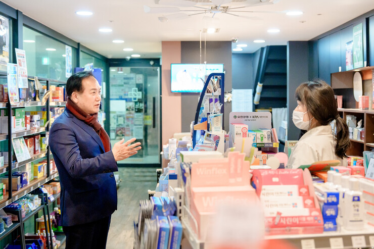 이권재 오산시장, 설 연휴 대비 공공심야약국 방문