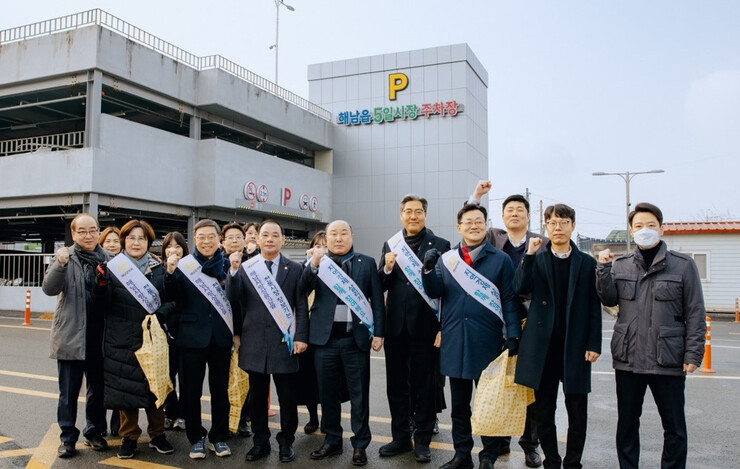 해남군의회, 설맞이 전통시장 장보기와...